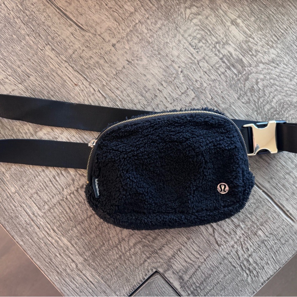 Lululemon Athletica Everywhere Black Fleece Belt Bag